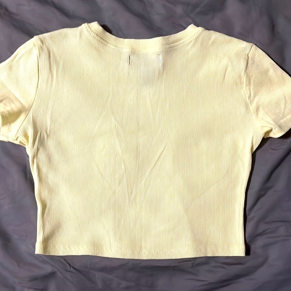 Cropped Ribbed Yellow Tee - Picture 4 of 4